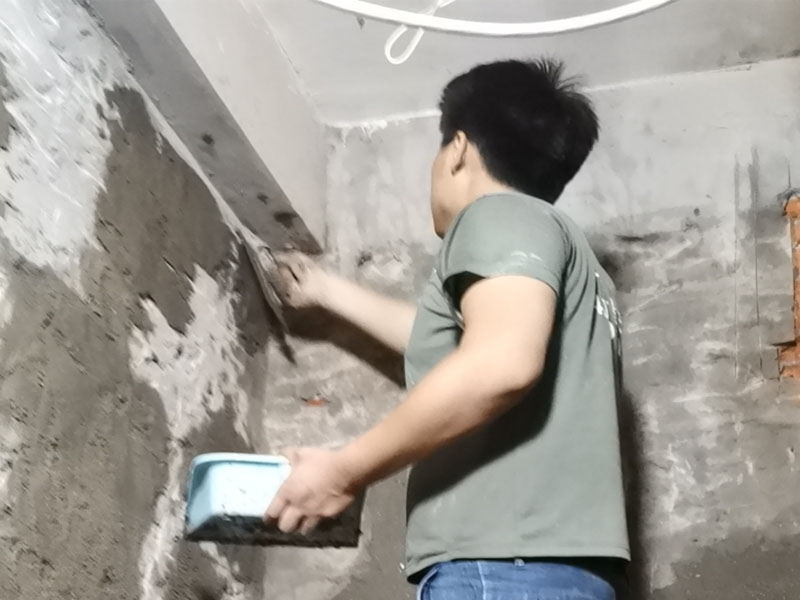 廁所墻面貼磚維修：1、 衛(wèi)生間墻面在施工前清理墻面的各類污物，用泥刀先批墻，后用水泥漿找平，防止瓷磚貼后有空鼓現(xiàn)象。 2、 衛(wèi)生間內(nèi)會防止抽風(fēng)機(jī)、安裝吊頂?shù)?，所以高度要特別注意，其次是墻磚與地磚的尺寸要互相對應(yīng)，不能有太大的差異，最后根據(jù)高度、尺寸與整體效果來確定鋪貼方法，如果統(tǒng)一墻面瓷磚不同，大尺寸瓷磚從下往上貼，小尺寸從上往下貼。 3、配料將清水逐量加入粉狀粘結(jié)劑內(nèi)，按照說明書上一定的比例調(diào)配。攪拌調(diào)和將粘結(jié)劑漿料攪拌至潤滑均勻，無明顯塊狀或糊涂結(jié)狀，將攪拌后施工漿料靜置5—10分鐘，然后再稍加攪拌1—2分鐘，就可以使用了。 4、把剛剛攪拌好的粘結(jié)劑漿料均勻的刮到墻上，讓漿料與瓷磚背面的充分接觸。留縫大小調(diào)整根據(jù)瓷磚的尺寸，在磚與磚之間預(yù)留相應(yīng)尺寸的縫隙留待嵌縫。可用牙簽等先固定。用專業(yè)測量儀，來檢查貼后瓷磚的平整度。鋪貼完成后可以用薄膜來加以保護(hù)。