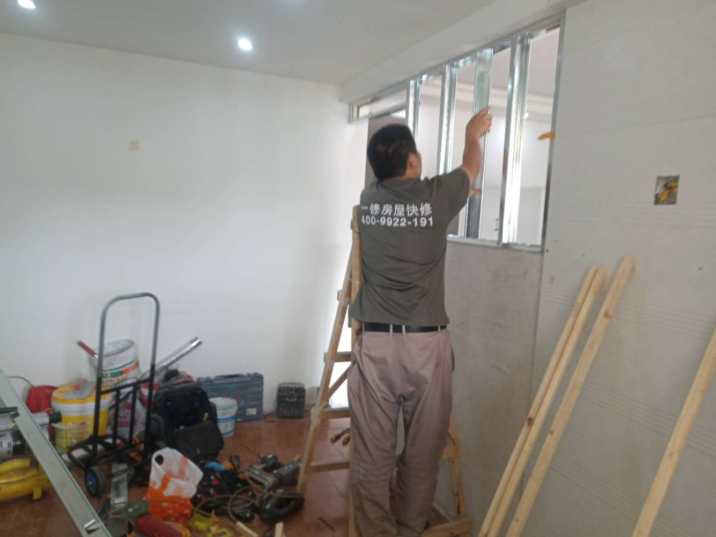 客廳隔斷安裝：注意龍骨架的穩(wěn)固，一般要加設(shè)龍骨架，滿足重物的需求，在龍骨架固定前要涂刷防火防腐涂料，一是為了防火防腐，二是為了完全遮掩龍骨；木方花格隔斷端部的石膏板與周圍的墻體或者是柱子應(yīng)留3-5mm的槽口，施工時先在槽口處加注嵌縫膏，然后鋪板，擠壓嵌縫膏使其和鄰近表層緊緊接觸，以防出現(xiàn)后期的不密合現(xiàn)象。