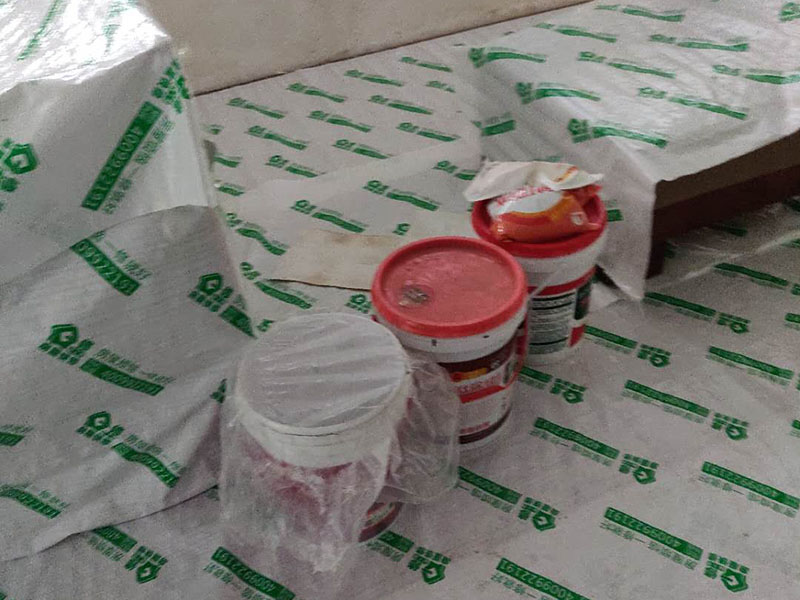 全屋墻面翻新：舊墻的基本處理包括清理舊墻面原有的乳膠漆和膩子層的鏟除、木裝修、其他表面裝飾物（如壁紙）的拆除，如果只是裝修了一兩年的墻面，墻面的膩子可以不用鏟除，用鋼刷和砂紙打磨墻面后就可以重新涂刷乳膠漆，如果裝修時間較長的就需要將膩子層鏟除后再進行后續(xù)工序。切記舊墻面一定要進行處理，不能直接涂刷，粉化嚴重的墻面要鏟除后，抹上一層白水泥，再進行涂刷。 在墻面修補時，我們要盡量避免色差，因此要注意按照油漆桶的配比、涂刷，最好估算好用量。一次準備好足夠的量，這樣才能保證墻面顏色的一致，也能避免用量不足重新調(diào)配出的顏色有差異。 墻面涂刷底漆的作用是抗堿防潮、封固基材、保護面漆，提高面漆的質(zhì)感和遮蓋力。如果沒有刷底漆就直接上面漆的話，時間一長墻面就容易起泡、發(fā)霉，經(jīng)陽光長時間照射也會發(fā)生墻面變色的情況。