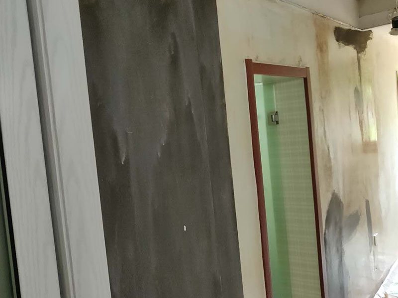 全屋墻面翻新：舊墻的基本處理包括清理舊墻面原有的乳膠漆和膩子層的鏟除、木裝修、其他表面裝飾物（如壁紙）的拆除，如果只是裝修了一兩年的墻面，墻面的膩子可以不用鏟除，用鋼刷和砂紙打磨墻面后就可以重新涂刷乳膠漆，如果裝修時間較長的就需要將膩子層鏟除后再進行后續(xù)工序。切記舊墻面一定要進行處理，不能直接涂刷，粉化嚴重的墻面要鏟除后，抹上一層白水泥，再進行涂刷。 在墻面修補時，我們要盡量避免色差，因此要注意按照油漆桶的配比、涂刷，最好估算好用量。一次準備好足夠的量，這樣才能保證墻面顏色的一致，也能避免用量不足重新調(diào)配出的顏色有差異。 墻面涂刷底漆的作用是抗堿防潮、封固基材、保護面漆，提高面漆的質(zhì)感和遮蓋力。如果沒有刷底漆就直接上面漆的話，時間一長墻面就容易起泡、發(fā)霉，經(jīng)陽光長時間照射也會發(fā)生墻面變色的情況。