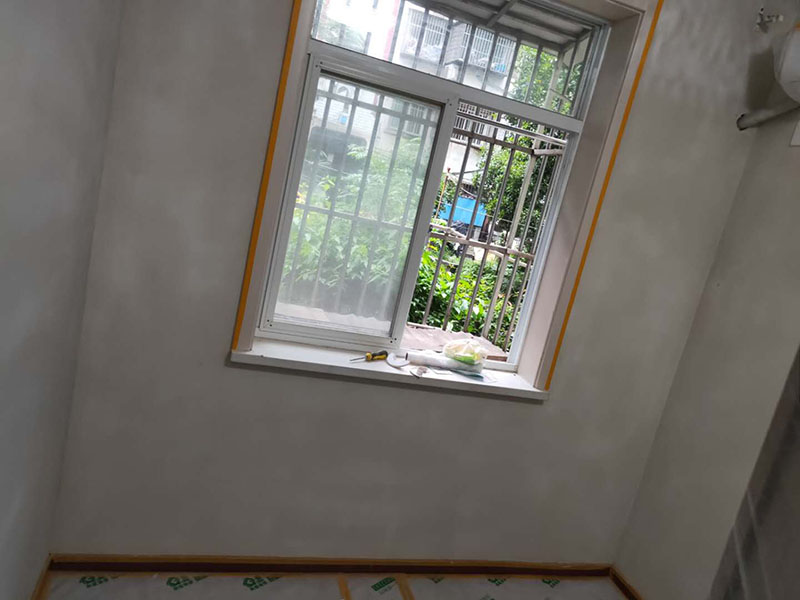 墻面局部修補(bǔ)：墻面修補(bǔ)，一定要做好基層的處理，如果您家是二次裝修墻面時(shí)，沒有將以前的老墻的墻皮鏟除干凈，或者是只鏟除了表層的膩?zhàn)樱敲葱扪a(bǔ)墻面時(shí)，是會遺留下高低不平的部分墻皮的，此后，要是接著上刷界面劑或者膩?zhàn)?，那么很可能就會?dǎo)致新刷的墻面出現(xiàn)開裂的情況。舊房要是在長期使用中受到了來自外界的沖擊或者震動，是有可能造成局部墻面基層與墻體脫離的。 在施工之前，需要先去判斷墻面的膩?zhàn)訉哟藭r(shí)的質(zhì)量問題，然后選擇墻面掉色最嚴(yán)重的那一塊，用水濕透后，再用鏟子去用來鏟，如果沒有出現(xiàn)分化或者脫落現(xiàn)象，那么說明原先的膩?zhàn)訉淤|(zhì)量是比較好的，在去刷上新底漆和面漆就可以了。