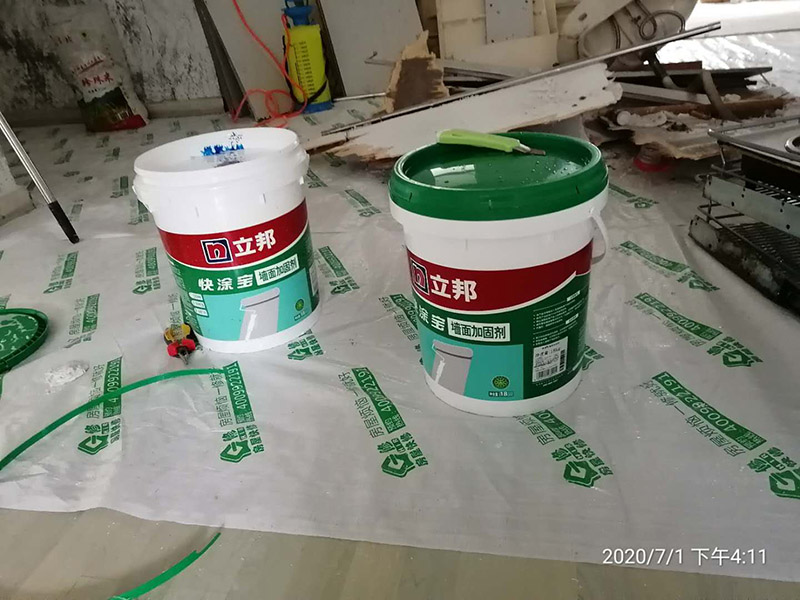 舊房墻面翻新裝修:先用刀或鐵刷去除剝落墻面的漆膜，再用砂紙磨平表面即可。進(jìn)行墻面刷漆翻新，那就需要把粘貼的壁紙給拆下來，不然壁紙遮蓋住的地方會看不到。以批土刀將批土填平凹洞裂縫，等到完全干燥后，再用砂紙磨平。墻面病變可能有污漬、起泡、開裂、片落或粉化等很多種，這些都要針對進(jìn)行處理。底漆”涂料是專門用于墻面不需特別處理的壁面，至于有問題的壁面就必須先針對其問題，選擇特殊且專治此特殊問題的“底漆”。 乳膠漆的施工方法主要有三種，刷涂、滾涂和噴涂；不管哪種涂刷法，一定要注意使用底漆，既保護(hù)墻面又可省錢。底漆可以使底材疏松度均一，提高面漆的涂布率，節(jié)省面漆。底漆比面漆便宜很多，這樣一來花費(fèi)反而會更少。其次，刷一遍漆能夠幫助面漆提高漆膜的豐滿度，讓人覺得顏色飽滿，更有質(zhì)感。