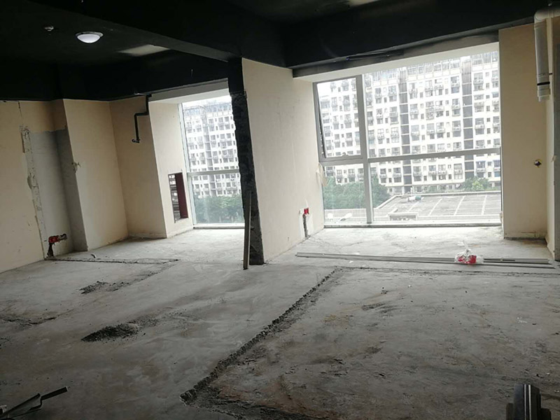 老房子舊地板拆除:如果家中地面鋪設(shè)是復(fù)合木地板，那其拆除的工藝相對(duì)而言就會(huì)比較簡(jiǎn)單。首先要把要拆除地面的家具移到別處，然后再用平口螺絲刀把踢腳線撬開(kāi)，再順著踢腳線邊緣把墻角的地板撬開(kāi)并拆掉。拆除時(shí)，這塊地板可能會(huì)破損，但是其它地板就不會(huì)破損，還可以完整拆除。如果復(fù)合地板帶有鎖扣結(jié)構(gòu)，那拆除時(shí)就要順應(yīng)地板的長(zhǎng)邊抽出，這樣拆除會(huì)比較輕松。然后再把地板下防潮氈揭開(kāi)，這時(shí)底層可能會(huì)有些潮濕，所以要打開(kāi)窗戶通風(fēng)，讓其地面干燥后方可鋪設(shè)新地板。 如果家中鋪設(shè)的是實(shí)木地板，那拆除工藝就會(huì)比較負(fù)責(zé)。要先拆除踢腳線，然后再?gòu)膲沁吘夐_(kāi)始拆除，還要使用到起釘錘，用這個(gè)把木地板撬起抽出。因?yàn)閷?shí)木地板安裝時(shí)，是安裝在木龍骨上的，所以在撬起木地板時(shí)會(huì)有一定的彈性，施工難度比較大，而且還不能使用切割機(jī)。因?yàn)槭褂们懈顧C(jī)的話，會(huì)破壞地面，還會(huì)和固定木龍骨的膨脹螺栓產(chǎn)生火花。
