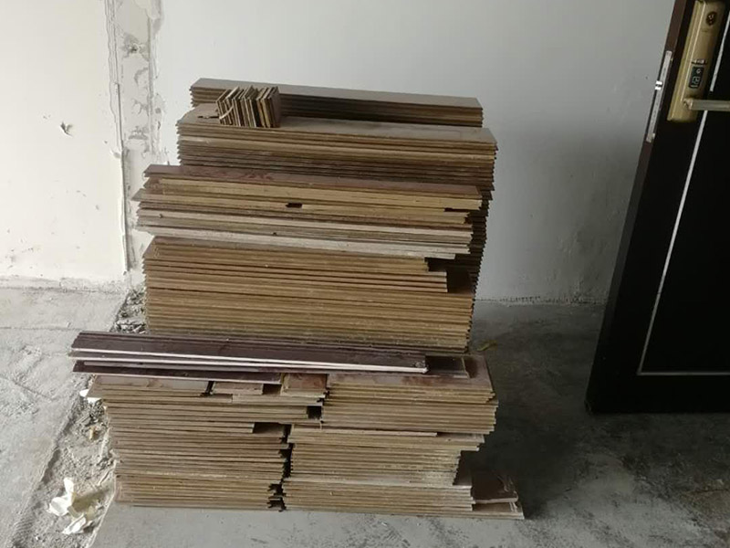 老房子舊地板拆除:如果家中地面鋪設(shè)是復(fù)合木地板，那其拆除的工藝相對(duì)而言就會(huì)比較簡(jiǎn)單。首先要把要拆除地面的家具移到別處，然后再用平口螺絲刀把踢腳線撬開(kāi)，再順著踢腳線邊緣把墻角的地板撬開(kāi)并拆掉。拆除時(shí)，這塊地板可能會(huì)破損，但是其它地板就不會(huì)破損，還可以完整拆除。如果復(fù)合地板帶有鎖扣結(jié)構(gòu)，那拆除時(shí)就要順應(yīng)地板的長(zhǎng)邊抽出，這樣拆除會(huì)比較輕松。然后再把地板下防潮氈揭開(kāi)，這時(shí)底層可能會(huì)有些潮濕，所以要打開(kāi)窗戶通風(fēng)，讓其地面干燥后方可鋪設(shè)新地板。 如果家中鋪設(shè)的是實(shí)木地板，那拆除工藝就會(huì)比較負(fù)責(zé)。要先拆除踢腳線，然后再?gòu)膲沁吘夐_(kāi)始拆除，還要使用到起釘錘，用這個(gè)把木地板撬起抽出。因?yàn)閷?shí)木地板安裝時(shí)，是安裝在木龍骨上的，所以在撬起木地板時(shí)會(huì)有一定的彈性，施工難度比較大，而且還不能使用切割機(jī)。因?yàn)槭褂们懈顧C(jī)的話，會(huì)破壞地面，還會(huì)和固定木龍骨的膨脹螺栓產(chǎn)生火花。