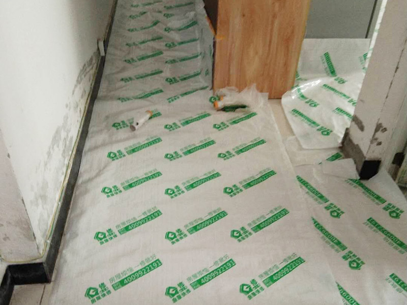 地面家具成品保護：1、墻地面瓷磚，在鋪貼未干固的情況下，不要急于勾縫，以免人為地造成瓷磚松動、高低不平，影響施工效果。 　　2、地面瓷磚干固前，不要在上面走動、堆放雜物，以免造成瓷磚松動、高低不平。 　　3、地面瓷磚鋪貼完后，最好使用成品保護膜覆蓋磚面，既可以防止裝修時的沙子磨傷地面，同時也能有效地防止油漆涂料等有色液體滴落磚面，造成地面污染。 　　4、做好浴缸、面盆的保護 　　衛(wèi)生間浴缸、面盆的安裝一般都在早期進行，在后期施工中，這些設(shè)施難免會被大量粉塵、小水泥渣等異物污染。