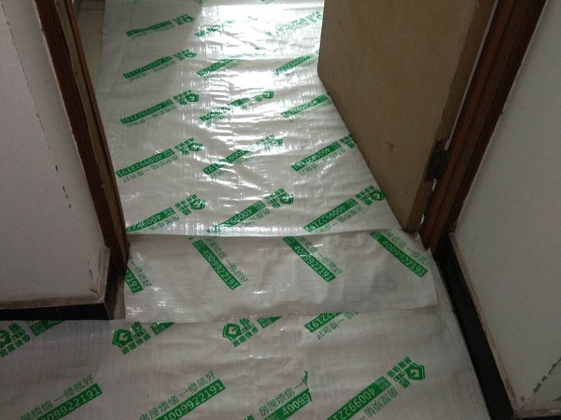 地面家具成品保護：1、墻地面瓷磚，在鋪貼未干固的情況下，不要急于勾縫，以免人為地造成瓷磚松動、高低不平，影響施工效果。 　　2、地面瓷磚干固前，不要在上面走動、堆放雜物，以免造成瓷磚松動、高低不平。 　　3、地面瓷磚鋪貼完后，最好使用成品保護膜覆蓋磚面，既可以防止裝修時的沙子磨傷地面，同時也能有效地防止油漆涂料等有色液體滴落磚面，造成地面污染。 　　4、做好浴缸、面盆的保護 　　衛(wèi)生間浴缸、面盆的安裝一般都在早期進行，在后期施工中，這些設(shè)施難免會被大量粉塵、小水泥渣等異物污染。