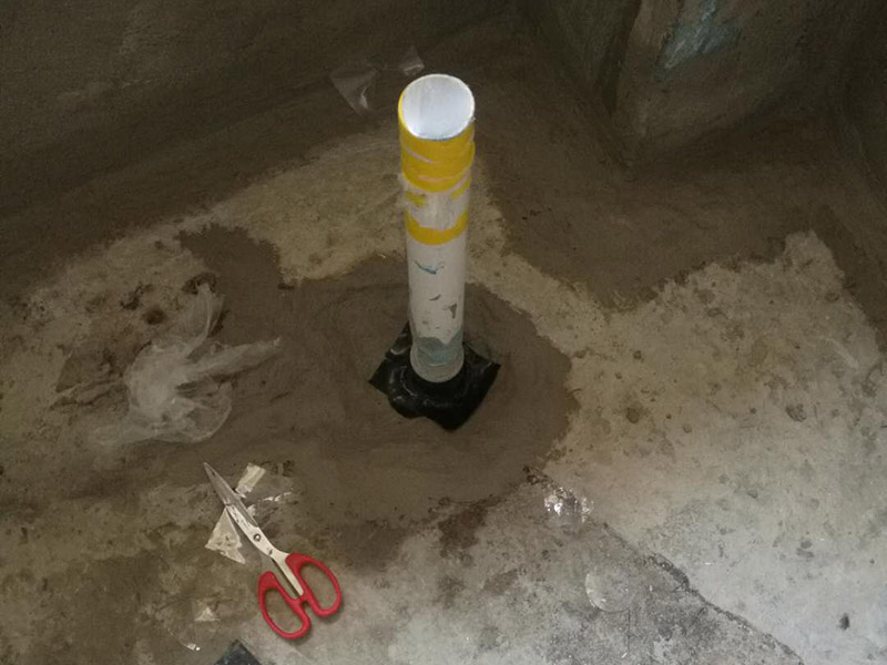 衛(wèi)生間改造管道維修:衛(wèi)生間的排水管道盡量不要做大的改動，換掉出現(xiàn)問題的管道，水壓不夠的老房子，可以加增壓泵，泵的大小根據(jù)水壓的大小而定。 浴室翻新要增加一定的插座開關、水管，或對老的插座開關做一些移位，以符合新格局下人們的使用習慣。為了確保隱蔽工程的質量和售后服務，通常要在新舊線路銜接的位置用空白面板或是新增插座的方式做標記，萬一出現(xiàn)問題維修時容易找到問題點。在選擇電線、水管時，最好統(tǒng)一使用品質比較好的電線、水管等，以打好隱蔽工程這個底子。