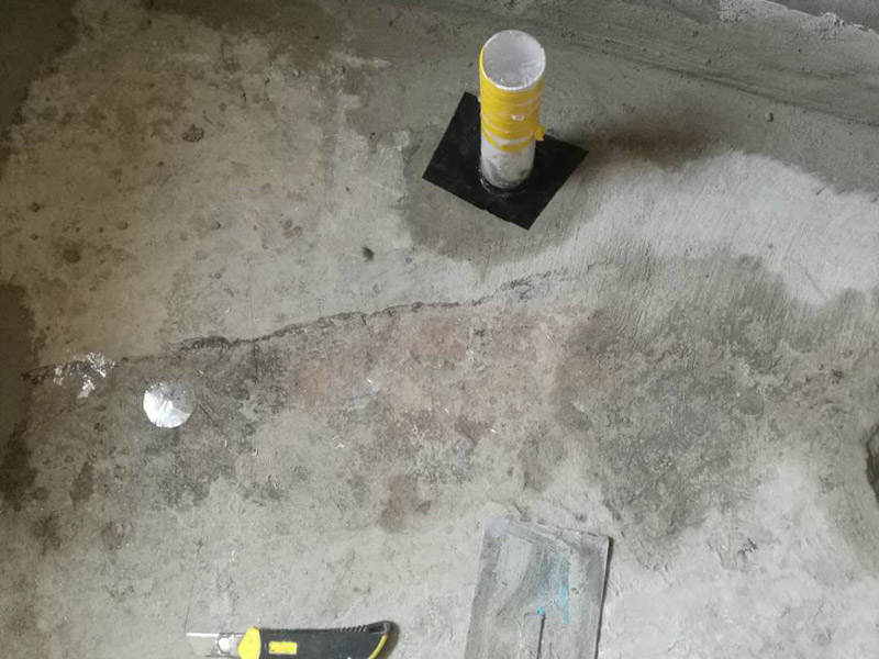 衛(wèi)生間改造管道維修:衛(wèi)生間的排水管道盡量不要做大的改動，換掉出現(xiàn)問題的管道，水壓不夠的老房子，可以加增壓泵，泵的大小根據(jù)水壓的大小而定。 浴室翻新要增加一定的插座開關、水管，或對老的插座開關做一些移位，以符合新格局下人們的使用習慣。為了確保隱蔽工程的質量和售后服務，通常要在新舊線路銜接的位置用空白面板或是新增插座的方式做標記，萬一出現(xiàn)問題維修時容易找到問題點。在選擇電線、水管時，最好統(tǒng)一使用品質比較好的電線、水管等，以打好隱蔽工程這個底子。