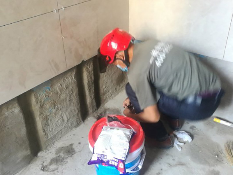 衛(wèi)生間改造管道維修:衛(wèi)生間的排水管道盡量不要做大的改動，換掉出現(xiàn)問題的管道，水壓不夠的老房子，可以加增壓泵，泵的大小根據(jù)水壓的大小而定。 浴室翻新要增加一定的插座開關、水管，或對老的插座開關做一些移位，以符合新格局下人們的使用習慣。為了確保隱蔽工程的質量和售后服務，通常要在新舊線路銜接的位置用空白面板或是新增插座的方式做標記，萬一出現(xiàn)問題維修時容易找到問題點。在選擇電線、水管時，最好統(tǒng)一使用品質比較好的電線、水管等，以打好隱蔽工程這個底子。