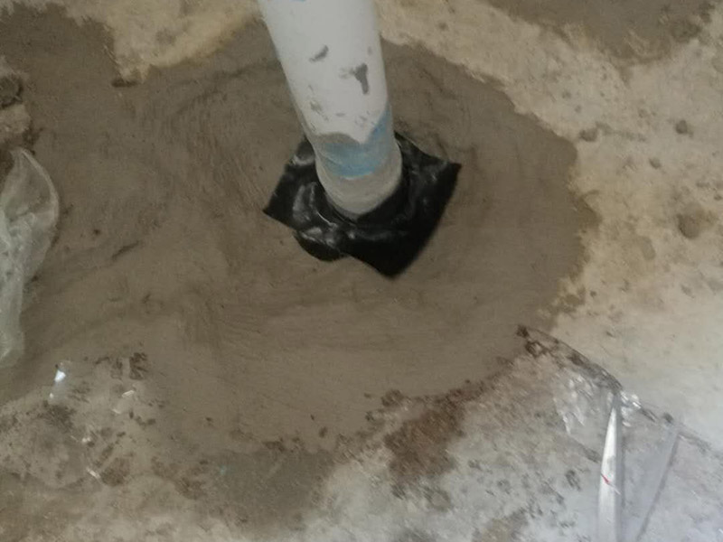 衛(wèi)生間改造管道維修:衛(wèi)生間的排水管道盡量不要做大的改動，換掉出現(xiàn)問題的管道，水壓不夠的老房子，可以加增壓泵，泵的大小根據(jù)水壓的大小而定。 浴室翻新要增加一定的插座開關、水管，或對老的插座開關做一些移位，以符合新格局下人們的使用習慣。為了確保隱蔽工程的質量和售后服務，通常要在新舊線路銜接的位置用空白面板或是新增插座的方式做標記，萬一出現(xiàn)問題維修時容易找到問題點。在選擇電線、水管時，最好統(tǒng)一使用品質比較好的電線、水管等，以打好隱蔽工程這個底子。