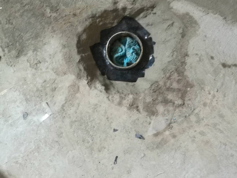 衛(wèi)生間改造管道維修:衛(wèi)生間的排水管道盡量不要做大的改動，換掉出現(xiàn)問題的管道，水壓不夠的老房子，可以加增壓泵，泵的大小根據(jù)水壓的大小而定。 浴室翻新要增加一定的插座開關、水管，或對老的插座開關做一些移位，以符合新格局下人們的使用習慣。為了確保隱蔽工程的質量和售后服務，通常要在新舊線路銜接的位置用空白面板或是新增插座的方式做標記，萬一出現(xiàn)問題維修時容易找到問題點。在選擇電線、水管時，最好統(tǒng)一使用品質比較好的電線、水管等，以打好隱蔽工程這個底子。