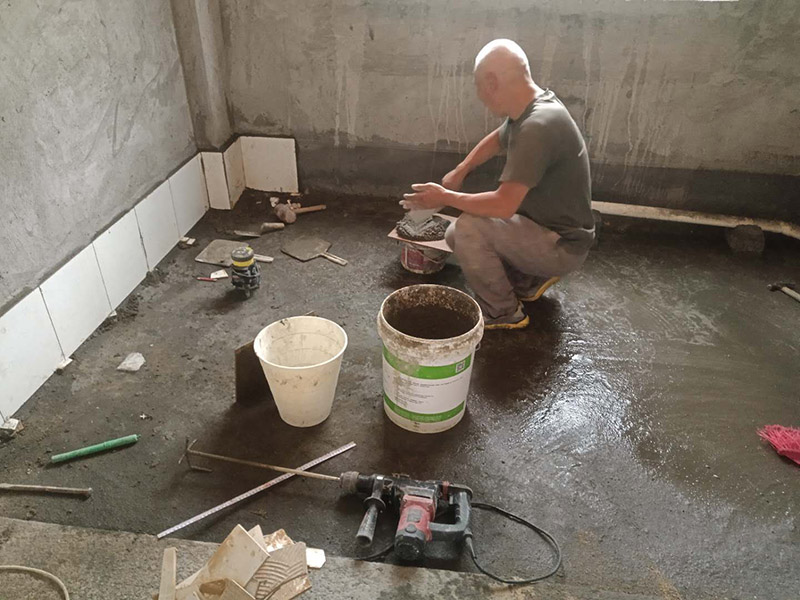 衛(wèi)生間貼磚:一是墻磚應從下向上鋪貼,且一面墻不能一次貼到頂,接縫一般為1~3毫米; 二是鋪貼前要先處理墻面的平整,處理裂縫; 三是粘結材料的涂抹要中間稍高于四周,用橡膠錘敲擊表面以固定,這樣一來可以避免空氣積存于粘結層中。 瓷磚上墻將經(jīng)過預先清潔的瓷磚平整地鋪貼在粘結劑漿料基層上，使用橡膠錘將瓷磚拍實鋪平。施工過程中，可小幅度轉動瓷磚，使?jié){料與瓷磚背面充分接觸。專家建議在鋪貼時，隨機取下已鋪貼于基層上的瓷磚作檢查。確保漿料與瓷磚背面的充分接觸。