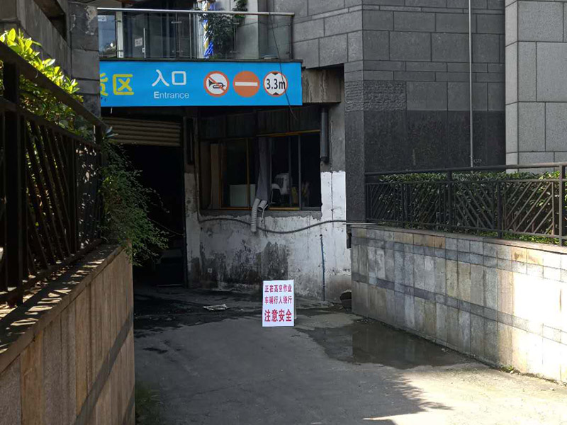 高空外墻施工措施:1.凡從事高處作業(yè)人員,必須定期進行體格檢查,凡不適宜高處作業(yè)的人員,不得從事此項工作; 2.雙層作業(yè)或靠近交通要道作業(yè)時要設置隔離措施; 3.進行高處作業(yè)時,要根據(jù)具體情況使用符合要求的腳手架、腳手板、吊架、梯子、跳板、安全帶等... 4.高處作業(yè)人員必須戴安全帶,穿防滑鞋; 5.腳手架要牢固穩(wěn)定,并經(jīng)常清除雜物。冬季要隨時清掃冰雪。在過道上要有防護措施;
