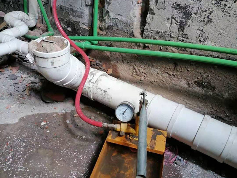衛(wèi)生間下水管安裝：下排水: 下排水是排水口在地面上，下水管豎著穿過(guò)樓板，管道直接通向樓下，裝下排水我習(xí)慣把返水彎裝在最底下，這樣要是還有別的下水，可共用一個(gè)返水彎。 做下水一般用50的返水彎，要是還有別的下水，就加三通，要用上面途中那種斜三通，這樣水流得通暢。大多時(shí)廚房下水都比較復(fù)雜，有時(shí)自己都繞進(jìn)去了，水路之所以難做主要是因?yàn)榈胤教?，櫥柜里還裝著別的電器，如垃圾處理器、小廚寶、凈水器等，有的還要連接洗衣機(jī)等。