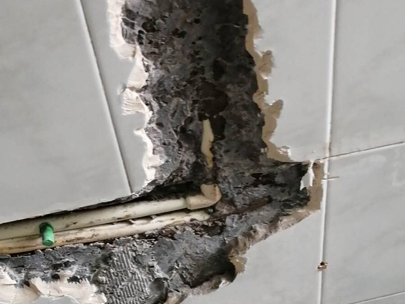 電鉆打墻修水管:可以先截斷水源，然后將暗水管漏水點的墻面開鑿，找到漏水的部分，先用小鋼鋸把漏水的地方鋸掉，注意鋸口要平。用砂紙把新露出的端口輕輕打磨，然后用接口套住，將備換的新管對準接口口子，注意要對直。然后用熱熔器對新管道進行熱熔連接。 或者是將鋸掉的管道清理干凈，用專用膠水涂在端口上，稍微晾一會兒;趁此時在“竹節(jié)”接頭內(nèi)涂上膠水。把端口和“竹節(jié)”連接，然后反復轉(zhuǎn)動，直到牢固。同樣的方法去連接另一端。最后在接縫處再涂適量的膠水，確保不滲漏。