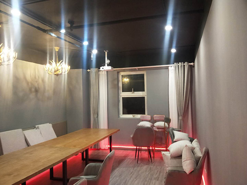 各類燈具安裝：先買好需要安裝的燈具，如果安裝的燈具比較高，需要準(zhǔn)備好一個(gè)人字梯。安裝前要把電源總閘關(guān)閉，然后再把燈具放在要安裝的位置，旋緊螺絲將燈具固定在天花板上，最后打開總閘看是否有亮。安裝燈具時(shí)大多要鉆孔，所以使用沖擊鉆時(shí)要注意安全。