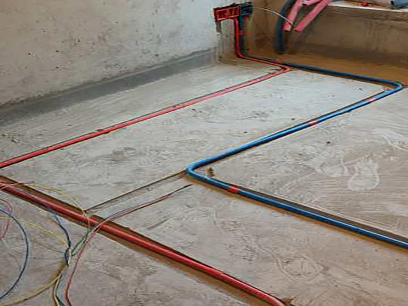 全屋水電開槽布線：水管管路開槽施工方法為先彈線，再開槽。管路開槽按要求必須是平行線與垂直線(如有水電施工圖的對照施工圖更好)。須平行走線的管路一律控制在60-90厘米高(從地面算起)，有水龍頭的管路必須垂直。深度控制在4厘米。線槽開好后施工負責人記好開槽管路尺寸、位置。方便以后潔具安裝時知道管路的位置。水路管道安裝之后，用水泥沙子混合封好衛(wèi)生間所有線槽。等線槽和地面填渣干后，再次清洗地面與墻面，墻地面水份干了即可做防水，墻面防水最好作一米高。