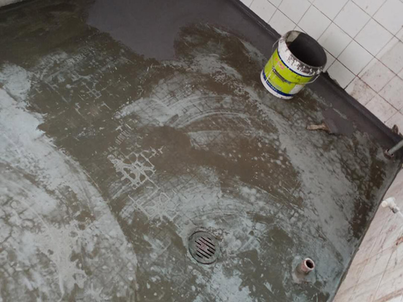衛(wèi)生間防水貼磚：在地面用水泥砂漿找平一次，等它干透后再做防水。一般的防水施工要做2到3遍，而且防水的順序也是有講究的，比如，要先做完墻面防水再貼墻磚，其次才可以做地面防水，再貼地磚。因為地面經(jīng)常會踩來踩去，地面防水如果先做了會很容易踩壞。一般情況下，在2到3遍的防水層全部做好后，會有5到7天的固化期，所以自然的，貼瓷磚肯定是要等到這之后才能做。