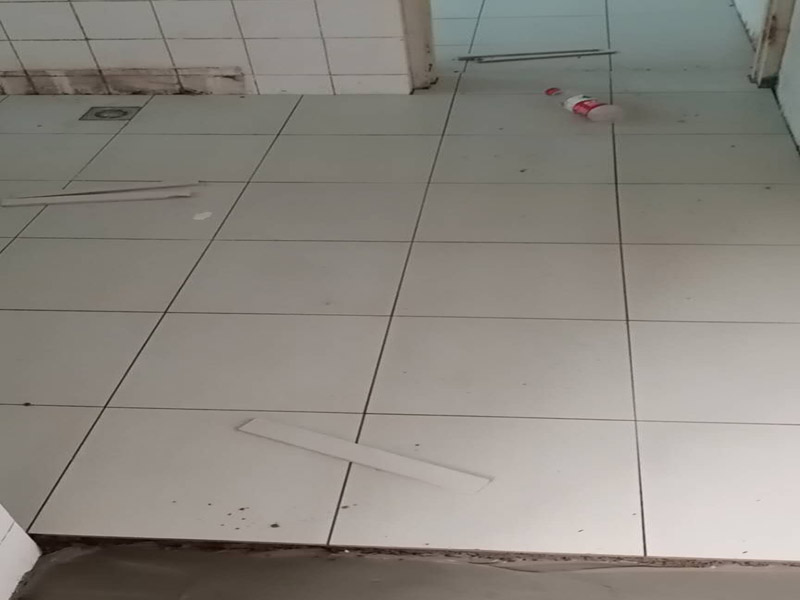 衛(wèi)生間防水貼磚：在地面用水泥砂漿找平一次，等它干透后再做防水。一般的防水施工要做2到3遍，而且防水的順序也是有講究的，比如，要先做完墻面防水再貼墻磚，其次才可以做地面防水，再貼地磚。因為地面經(jīng)常會踩來踩去，地面防水如果先做了會很容易踩壞。一般情況下，在2到3遍的防水層全部做好后，會有5到7天的固化期，所以自然的，貼瓷磚肯定是要等到這之后才能做。