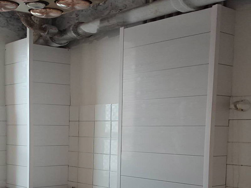 衛(wèi)生間防水貼磚：在地面用水泥砂漿找平一次，等它干透后再做防水。一般的防水施工要做2到3遍，而且防水的順序也是有講究的，比如，要先做完墻面防水再貼墻磚，其次才可以做地面防水，再貼地磚。因為地面經(jīng)常會踩來踩去，地面防水如果先做了會很容易踩壞。一般情況下，在2到3遍的防水層全部做好后，會有5到7天的固化期，所以自然的，貼瓷磚肯定是要等到這之后才能做。