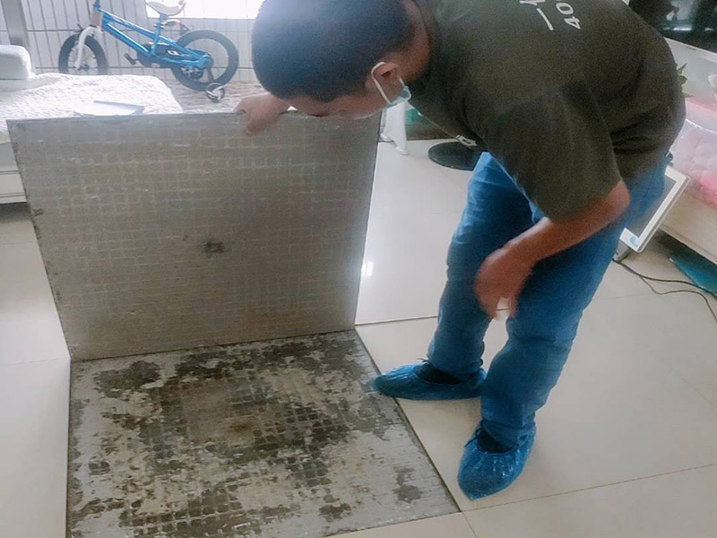 客廳瓷磚鋪貼:干鋪法和濕鋪法。主流的是干鋪法，因為干鋪法能有效避免瓷磚在鋪磚過程中造成氣泡、空鼓等現(xiàn)象（空鼓可能會導致瓷磚破裂），但是干鋪法技術(shù)含量較高，比較費工 1、混凝土墻面處理：用火堿水或其他洗滌劑將施工面清洗干凈，用1 ：1水泥砂漿甩成小拉毛，兩天后抹成1：3水泥砂漿底層。 2、磚墻面處理：將施工面清理干凈，然后用清水打濕墻面，抹1：3水泥砂漿底層。 3、舊建筑面處理：清理原施工面污垢，并將此面用手鑿處理成毛墻面。 4、瓷磚鋪貼前應(yīng)充分浸水，以保證鋪貼牢固。