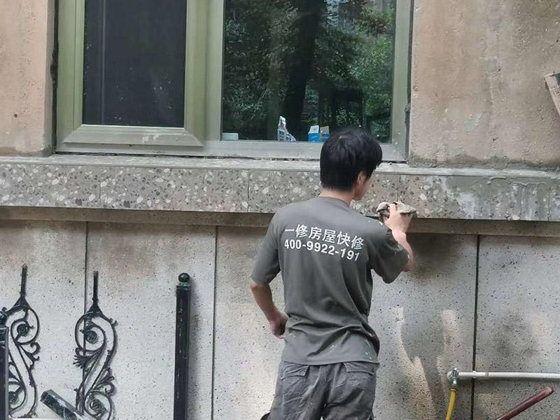欄桿刷漆翻新：首先不能直接對生銹的欄桿刷漆，這樣達不到維護的效果，因為基層不穩(wěn)定，新刷的漆后期更容易開裂生銹的，而且這樣刷出來的欄桿表面凹凸不平不光滑，影響美觀，使用的時間也不長久。不論是在刷底漆還是面漆時都要保證欄桿銜接處涂刷到位，避免出現(xiàn)不均勻現(xiàn)象。 其次在陽臺地面做好鋪墊，只是針對欄桿局部刷漆，要防止油漆滴到地上。用鐵刷子和砂紙打磨掉殘留的漆和銹片，打磨后清理干凈再刷一層水性防銹漆起到隔離的效果。 再者刷完防銹漆底漆等干燥后再來刷面漆，面漆的顏色最好根據(jù)原欄桿的顏色來選擇。