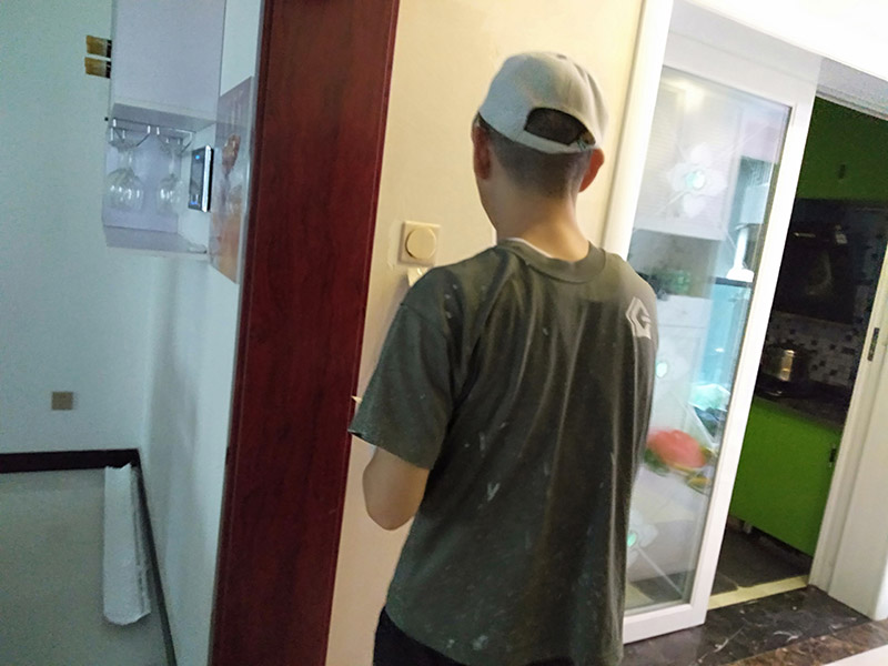 客廳背景墻翻新：電視背景墻五花八門，在選擇的時候一定要看看家里原本的裝修色調(diào)是怎樣的，一定要做好色調(diào)的搭配，這樣才不會太突兀，不能一味的追求電視背景墻單獨的美感，與整間房間色調(diào)和諧才能看著更順眼。 裝修的時候一定要找專業(yè)的人員裝修，哪怕只是周圍的一圈茶色的玻璃，如果玻璃膠打不好的話，也是很難看的，而且還有可能過一段時間脫落，所以還是一次性到位的好。