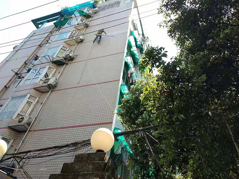 高空外墻防水施工:將局部開裂、起鼓的外墻涂料層鑿開至墻面基層,將窗框與墻體的結(jié)合處開裂的涂層揭開,并將所有鑿開和脫落的墻面用軟質(zhì)刷子清掃干凈,保證其中不存在任何塵土、水泥渣等松散顆粒及松動的涂料塊.用JS防水涂料對墻面進行整體涂刷,要求涂刷多遍達到一定的厚度,以能發(fā)揮防水材料的最佳性能為準(zhǔn).使墻面顏色均勻,平整美觀.