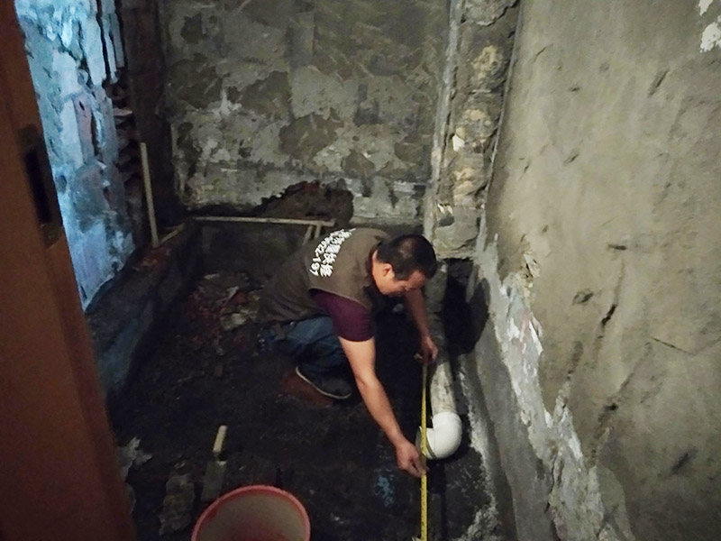 廁所水管改造：衛(wèi)生間下水管道的改造在現(xiàn)在一般的商品房中實(shí)施可能不大，因?yàn)闆](méi)有沉箱的位置，一般都是自建房當(dāng)中進(jìn)行下水改造，可行的辦法就是通過(guò)改變沉箱的位置或者是對(duì)下水管道的位置進(jìn)行局部的抬高。 下水管道的長(zhǎng)度不應(yīng)該太多長(zhǎng)，因?yàn)闀?huì)容易引發(fā)堵塞，在日后的使用中如果出現(xiàn)問(wèn)題維修起來(lái)也比較麻煩。 衛(wèi)生間的下水管道改造工程進(jìn)行的差不讀的時(shí)候可以進(jìn)行試水，看一下水流是否能夠順暢，如果沒(méi)有什么問(wèn)題的話就可以在水管上鋪設(shè)上水泥和地磚來(lái)保護(hù)水管。