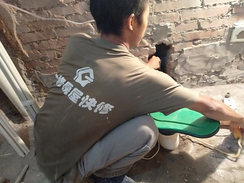 墻內(nèi)水管熱熔堵頭：首先找到漏水接口，更換漏水位置的配件管道。安裝時，先關(guān)閉總閥，再用ppr剪刀截斷漏水的部位，再用ppr熱湯機，再補上一段就可以。也可以擦干漏水部位，用堵漏王堵住接口，也可以用聚氨酯防水粉劑調(diào)水后涂刷在漏水處。