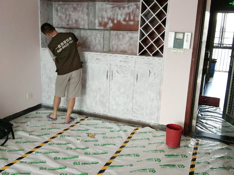 家具翻新地板保護(hù)：家具是比較容易折舊的，特別是一些上了油漆的家具，在用了很長(zhǎng)的時(shí)間以后就會(huì)出現(xiàn)退色或者是漆面掉皮的現(xiàn)象，家具的體積一般都比較大，而且家具的價(jià)格也很高，導(dǎo)致了舊家具的更換有很多的困難。 1.混油飾面工藝做法：先用粗砂紙打磨掉舊油漆，然后披刮原子灰，干透后用細(xì)砂紙打磨平整，刷底漆一遍，打磨，再刷面漆若干遍，再打磨，最后噴面漆一遍。 2.清油飾面工藝做法：先用粗砂紙打磨掉舊油漆，然后披刮原子灰，干透后用細(xì)砂紙打磨平整，色漆做搓色處理，打磨，刷底漆一遍，打磨，再刷面漆若干!