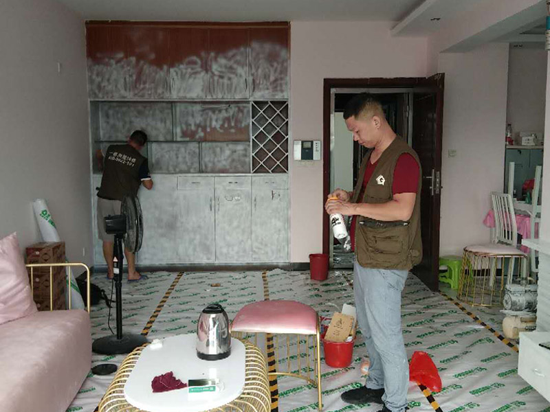 家具翻新地板保護(hù)：家具是比較容易折舊的，特別是一些上了油漆的家具，在用了很長(zhǎng)的時(shí)間以后就會(huì)出現(xiàn)退色或者是漆面掉皮的現(xiàn)象，家具的體積一般都比較大，而且家具的價(jià)格也很高，導(dǎo)致了舊家具的更換有很多的困難。 1.混油飾面工藝做法：先用粗砂紙打磨掉舊油漆，然后披刮原子灰，干透后用細(xì)砂紙打磨平整，刷底漆一遍，打磨，再刷面漆若干遍，再打磨，最后噴面漆一遍。 2.清油飾面工藝做法：先用粗砂紙打磨掉舊油漆，然后披刮原子灰，干透后用細(xì)砂紙打磨平整，色漆做搓色處理，打磨，刷底漆一遍，打磨，再刷面漆若干!
