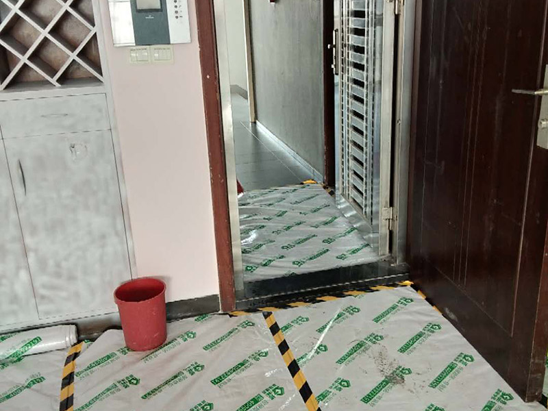家具翻新地板保護(hù)：家具是比較容易折舊的，特別是一些上了油漆的家具，在用了很長(zhǎng)的時(shí)間以后就會(huì)出現(xiàn)退色或者是漆面掉皮的現(xiàn)象，家具的體積一般都比較大，而且家具的價(jià)格也很高，導(dǎo)致了舊家具的更換有很多的困難。 1.混油飾面工藝做法：先用粗砂紙打磨掉舊油漆，然后披刮原子灰，干透后用細(xì)砂紙打磨平整，刷底漆一遍，打磨，再刷面漆若干遍，再打磨，最后噴面漆一遍。 2.清油飾面工藝做法：先用粗砂紙打磨掉舊油漆，然后披刮原子灰，干透后用細(xì)砂紙打磨平整，色漆做搓色處理，打磨，刷底漆一遍，打磨，再刷面漆若干!