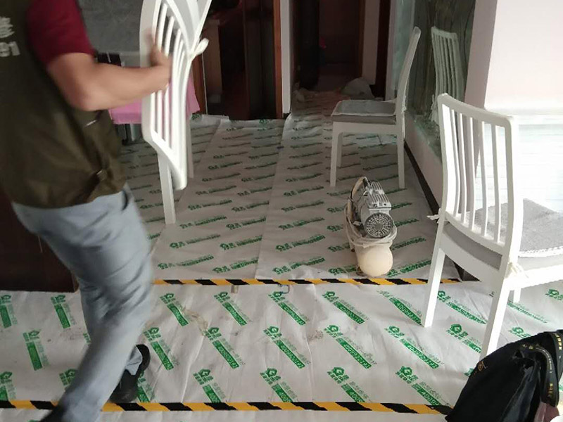 家具翻新地板保護(hù)：家具是比較容易折舊的，特別是一些上了油漆的家具，在用了很長(zhǎng)的時(shí)間以后就會(huì)出現(xiàn)退色或者是漆面掉皮的現(xiàn)象，家具的體積一般都比較大，而且家具的價(jià)格也很高，導(dǎo)致了舊家具的更換有很多的困難。 1.混油飾面工藝做法：先用粗砂紙打磨掉舊油漆，然后披刮原子灰，干透后用細(xì)砂紙打磨平整，刷底漆一遍，打磨，再刷面漆若干遍，再打磨，最后噴面漆一遍。 2.清油飾面工藝做法：先用粗砂紙打磨掉舊油漆，然后披刮原子灰，干透后用細(xì)砂紙打磨平整，色漆做搓色處理，打磨，刷底漆一遍，打磨，再刷面漆若干!