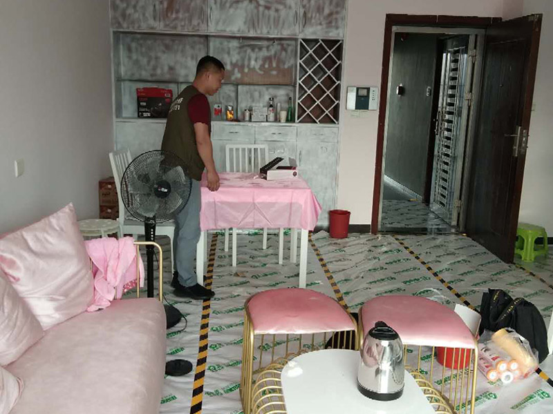 家具翻新地板保護(hù)：家具是比較容易折舊的，特別是一些上了油漆的家具，在用了很長(zhǎng)的時(shí)間以后就會(huì)出現(xiàn)退色或者是漆面掉皮的現(xiàn)象，家具的體積一般都比較大，而且家具的價(jià)格也很高，導(dǎo)致了舊家具的更換有很多的困難。 1.混油飾面工藝做法：先用粗砂紙打磨掉舊油漆，然后披刮原子灰，干透后用細(xì)砂紙打磨平整，刷底漆一遍，打磨，再刷面漆若干遍，再打磨，最后噴面漆一遍。 2.清油飾面工藝做法：先用粗砂紙打磨掉舊油漆，然后披刮原子灰，干透后用細(xì)砂紙打磨平整，色漆做搓色處理，打磨，刷底漆一遍，打磨，再刷面漆若干!