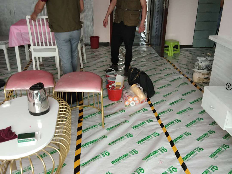 家具翻新地板保護(hù)：家具是比較容易折舊的，特別是一些上了油漆的家具，在用了很長(zhǎng)的時(shí)間以后就會(huì)出現(xiàn)退色或者是漆面掉皮的現(xiàn)象，家具的體積一般都比較大，而且家具的價(jià)格也很高，導(dǎo)致了舊家具的更換有很多的困難。 1.混油飾面工藝做法：先用粗砂紙打磨掉舊油漆，然后披刮原子灰，干透后用細(xì)砂紙打磨平整，刷底漆一遍，打磨，再刷面漆若干遍，再打磨，最后噴面漆一遍。 2.清油飾面工藝做法：先用粗砂紙打磨掉舊油漆，然后披刮原子灰，干透后用細(xì)砂紙打磨平整，色漆做搓色處理，打磨，刷底漆一遍，打磨，再刷面漆若干!