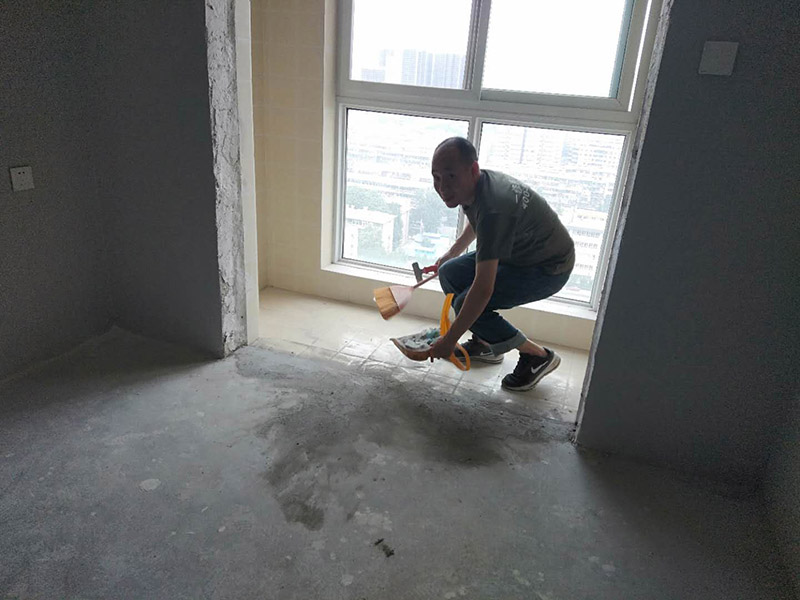工廠裝修翻新打掃:地面部分是整個工廠面積比較大的一部分，所以在裝修也是需要格外注意的地方。一般來說，工廠地面所用材料都是水磨石，當然也不乏釉面磚或者麻石等。水磨石若是出現缺陷或者污垢，可以對其進行打磨修復。與地板一樣，墻面也是工廠中總占面積比較大的一個部分。而且也是容易受污損的一個部分，而且還容易出現起皮、掉皮等各種問題，所以在進行工廠翻新裝修的時候，墻面自然是不能夠忽視的。