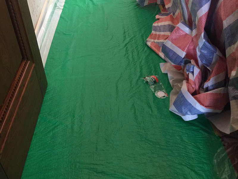 家具樓梯地面保護方案:入戶門的保護 入戶門是各種裝修物料進場以及各種建筑裝修垃圾清理的必經(jīng)之路，這些物品在搬運的過程中，與入戶門發(fā)生磕碰、摩擦的機率大大增加，所以，第一個需要做好成品保護的地方就是入戶門。建議：在裝修開工前直到家具進場期間，都需要對入戶門進行保護！對于這一點，可以使用成品保護膜將門包裹。  二、水電改造時的保護 水電改造屬于隱蔽工程之一，是基礎(chǔ)裝修，其施工的質(zhì)量好壞，對于后期的施工和使用起著非常重要的作用。當水電改造完成后，對各種管線進行規(guī)范的固定，防止脫落，對裸露的線頭進行包裹，防止發(fā)生觸電的危險，地面裸露的線管，做好固定和保護，防止被踩壞，在搬運各種物料的時候不要破壞地面所布的管線。 建議水電改造的成品保護別忽視! 1、電路改造的時候，能開槽的地方盡量開槽。 2、不能開槽的地方一定要做好固定和保護。 3、下水管要封好。 4、對裸露的線頭盡量進行包裹。