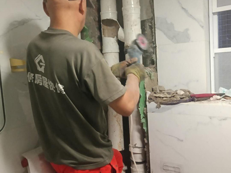 主水管更換維修：1.可以先截斷水源，然后卸下連bai接壓縮接頭的陰陽螺母，在螺du紋上繞幾層螺紋密封膠布，然后重新裝上接頭。 　　2.套筒接頭一旦發(fā)生漏水，則可能需要拆下接頭并重裝很多水管，所以應(yīng)及時報知修理工進行修理。 　　3.無論是哪種水管接頭出現(xiàn)漏水，都可以先利用修補水管的專用膠布作臨時修補。具體操作方法是：先關(guān)閉閥門、截斷水源后，將水龍頭打開至適當(dāng)位置，以泄去水管內(nèi)的大部分壓力，然后用專用膠布捆住漏水的部位，或用環(huán)氣樹脂黏劑將其封住。