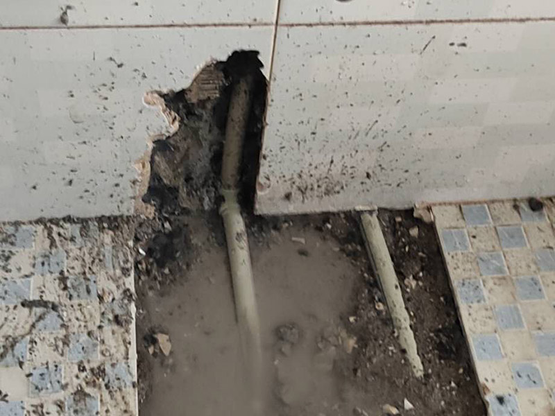 衛(wèi)生間地面貼磚:先選材料，將水泥與少量建筑膠混合拌勻，做成粘貼劑。把粘貼劑用鏟刀鏟到地面刮平后將瓷磚鋪上，再用鏟刀壓實(shí)，這樣自上而下或自左而右的一排排粘貼即可。全部鋪完后，用白水泥漿美縫，把瓷磚間的間隙填實(shí)，這樣就完成了