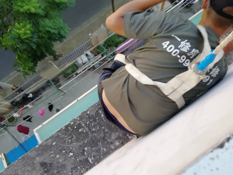 外墻下水管安裝：安裝準備→預制加工→干管安裝→立管安裝→支管安裝→卡件固定 →封口堵洞→閉水試驗→通水試驗 首先剔出吊卡孔洞或復查預埋件是否合適。清理場地，按需要支搭操作平臺。將預制好的支管按編號運至現(xiàn)場。清除各粘接部位的污物及水分。將支管水平初步吊起，涂抹粘接劑，用力推入預留管口。