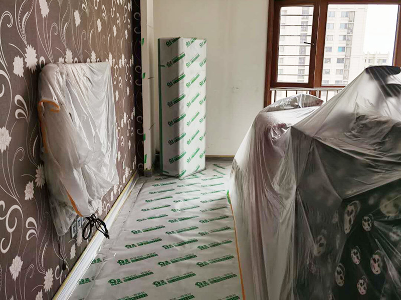 家具成品保護(hù)：各類裝修物料的進(jìn)場、建筑裝修的清理都必須經(jīng)過入戶門。在對物品進(jìn)行搬運(yùn)時(shí)，難免會(huì)與入戶門發(fā)生磕碰及摩擦。因此，在進(jìn)行成品保護(hù)時(shí)，我們首先要做好入戶門的保護(hù)。 　　建議，在裝修開工前知道家具家電進(jìn)場，都應(yīng)當(dāng)使用成品保護(hù)膜將入戶門進(jìn)行包裹。 進(jìn)行裝修施工時(shí)，磁環(huán)邊鋪邊勾縫，在崗鋪設(shè)的瓷磚、地板上堆放雜物、走動(dòng)踩踏，地板沒有使用成品保護(hù)膜覆蓋等都會(huì)影響瓷磚及地板的鋪貼效果，使瓷磚出現(xiàn)施工質(zhì)量問題。