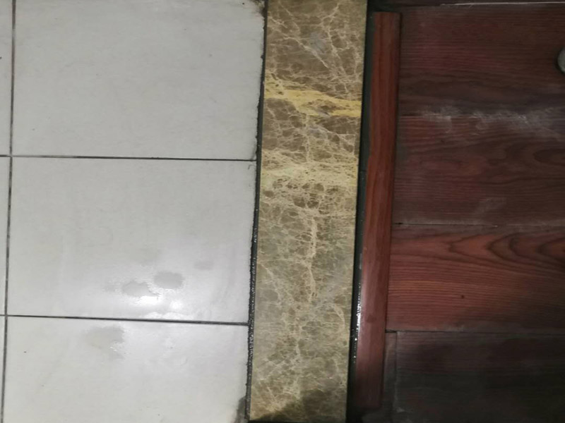 門框石安裝維修：在用水泥砂漿砌臥時，衛(wèi)生間內(nèi)一側(cè)地面留點縫隙，大致控制在5毫米寬左右，內(nèi)用水泥砂漿填滿后，表面略低呈凹狀，完后用建筑膠或硅膠(固定潔具也要用到的材料)打一圈，這樣，即使水泥砂漿有裂縫與門檻石脫開。過高的高差，可以選用加厚石材另定制。注意家中是否有老人或行動不便的人員使用。門檻石的尺寸要根據(jù)門檻的長寬來定，寧愿購買稍微長一點寬一點的也不要買尺寸不足的，不然很難打理和修補(bǔ)的。