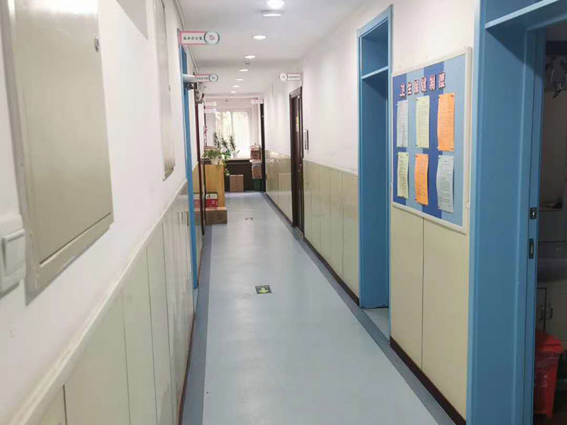 幼兒園墻面粉刷:首先，基層處理。先要將墻面起皮或松動(dòng)的部分給清理干凈，可以用水泥砂漿進(jìn)行處理。如果墻體存在細(xì)微的裂縫，那可以用牛皮紙結(jié)合白色乳膠將其填補(bǔ)好;但如果是輕體墻和保溫墻等非承重墻，那盡量選擇質(zhì)地比較好的墻布或網(wǎng)格布，同樣也使用乳膠進(jìn)行修整。 其次，批刮膩?zhàn)印Ｍǔ６冀ㄗh選用顆粒細(xì)度較高，而且質(zhì)地較硬的膩?zhàn)舆M(jìn)行操作。當(dāng)然，也可以在膩?zhàn)永锾砑舆m量的乳膠，其目的是為了提高膩?zhàn)拥挠捕?。不過膩?zhàn)右椴趴?，而且?yīng)厚一些，但在批第2和第3遍的時(shí)候需要薄一些，這樣才會(huì)使墻面看起來既平整又光滑。 然后，刷底漆。對(duì)于墻面的每個(gè)地方都應(yīng)均勻的刷到底漆，這樣涂一遍就可，否則就要多涂好幾次了。但是如果墻面的吃漆量較大，那可以在底漆中適當(dāng)加些清水，不過也要保證涂刷均勻，不然會(huì)影響效果。待底漆完全干透之后，才可進(jìn)行下一個(gè)步驟。 最后，面漆的涂刷。至于面漆就不要加水了，以免影響漆膜的厚度和手感。而滾筒的選擇也要好且細(xì)，這樣刷出來的漆膜才會(huì)細(xì)膩，摸起來也才會(huì)舒適。但在刷面漆的時(shí)候要注意墻壁的邊邊角角。一般來說，面漆只要涂刷兩遍就可，不過每一遍之間應(yīng)相隔一段時(shí)間，待完全干透之后才算真正的完成。