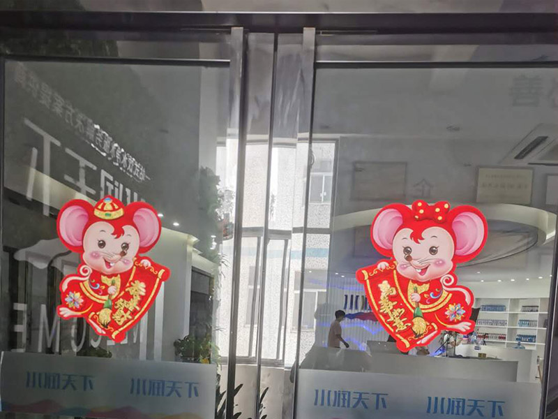 商鋪玻璃門(mén)維修：輪滑乃玻璃門(mén)的重要零部件，需進(jìn)行定期檢查，若發(fā)生故障，不僅使用不便，還會(huì)發(fā)出噪音。那此時(shí)需檢查好輪滑的損壞情況，看其程度嚴(yán)不嚴(yán)重，若不可使用，則可把有問(wèn)題的部位給更換掉，或直接換掉整個(gè)輪子，使玻璃門(mén)恢復(fù)到正常工作狀態(tài)。 玻璃門(mén)使用久了，其門(mén)扇或多或少也會(huì)出現(xiàn)一些小小的問(wèn)題，有時(shí)候可能會(huì)感覺(jué)到很鈍感，通常是彈簧發(fā)生了問(wèn)題，那么只需更換一個(gè)承重性較好的彈簧即可。有的時(shí)候還會(huì)發(fā)出異響，玻璃門(mén)的靈活性下降，那及時(shí)找出有故障的部分，將其更換掉，以確保正常的使用性。 在排查以后要是發(fā)現(xiàn)玻璃門(mén)沒(méi)有部位出現(xiàn)問(wèn)題，就單單有卡頓情況，那要考慮一下是不是有東西掉到門(mén)道里面了?？梢园巡ＡчT(mén)里的異物給統(tǒng)統(tǒng)清理出來(lái)，在修理的時(shí)候，檢查好玻璃門(mén)的部件，看其損壞的部位，需不需要更換上新配件。
