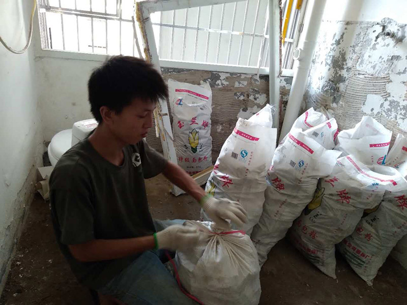 廚房拆除改造方案：如果是舊房改造，就需要首先拆除墻面和地面原有的瓷磚，拆除吊頂，拆除原有的廚具、燈具等；如果是新房想改變原來廚房的格局，也會首先面臨拆墻的任務(wù)。 拆除舊廚房是工程中的第一項(xiàng)，將情墻面和地面上原有的瓷磚全部砸掉，不要只砸掉一半或一部分，以免后面在鋪貼時(shí)有縫隙。 拆除吊頂、廚具和燈具，需按照一定的流程拆除。如果想要重新將廚房整頓一下，那么就將廚房的一切原有的都拆除掉。