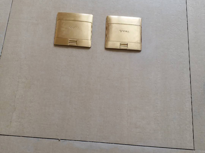 插座電路改線案例：插座離地面30公分（找平高度，毛墻要35合適），進門開關(guān)高度140公分，離門洞7到8公分適合。確定好位置以后，打上水平線，可以保證開關(guān)插座精確定位。切槽要保持先關(guān)深度一直，槽寬度一直，衛(wèi)生間可以適當淺一點。衛(wèi)生打掃干凈以后，我們用發(fā)泡劑把底盒固定，把線管需要走的線路走好，收拾利索。穿線的時候可以把PVC管子拿掉，電線順勢穿進去，再把管子固定。 電線結(jié)完頭以后要涮錫，再用防水膠帶包裹，最后用電工膠帶包好。