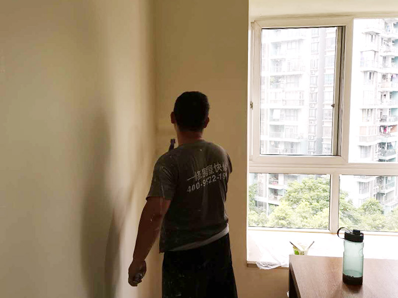 墻面滾漆翻新施工：檢查舊房墻面基層問題，對癥下藥施工，如果墻面裝修5年甚至10年以上，墻面有開裂，滲水，起皮或者之前有貼過墻紙的舊房，就需要將原墻紙撕掉，將墻面鏟至毛坯層，做鏟墻施工，如近幾年裝修過的房子，則不需要做鏟墻施工，墻面基層無明顯破損，打磨膩子或者重新批刮膩子，做乳膠漆施工即可！ 膩子是一種墻體抹灰找平材料，膩子的作用是為了使墻面平整，起找平的作用，增強底漆的附著力，且防水膩子還具有耐水的性能，可以保證乳膠漆施工后不會出現(xiàn)起皮，掉粉等現(xiàn)象，膩子施工后，一定要做精細打磨，保證膩子的細膩性。 底漆的作用是使面漆的附著力更強，最主要的作用是使漆面平整，從而對面漆起支撐作用，令漆面看起來更為豐滿。