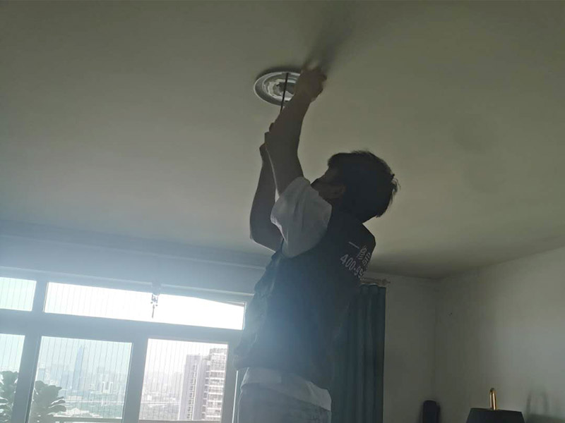 燈具安裝維修：打孔前確定安裝燈具的地方是橡膠板還是樓板，如果是帶孔的樓板，那么在打孔前注意選點(diǎn)，不要把孔打在樓板空的部位，否則安裝的燈具會不牢固；如果是橡膠板，只需量好尺寸即可。 燈要裝在正中央。如果是在客廳裝燈，可以通過借助電視機(jī)的中心點(diǎn)來確定燈具的安裝位置。 安裝燈具前必須依照安裝圖清點(diǎn)各種配件。配件缺失或是不吻合就無法安裝。 安裝時(shí)先確認(rèn)墻內(nèi)預(yù)埋的電線線路走向，不能在安裝時(shí)打到電線。一旦碰到線路，不僅無法順利安裝，還要對線路進(jìn)行維修。 安裝前檢查線路是否正常。