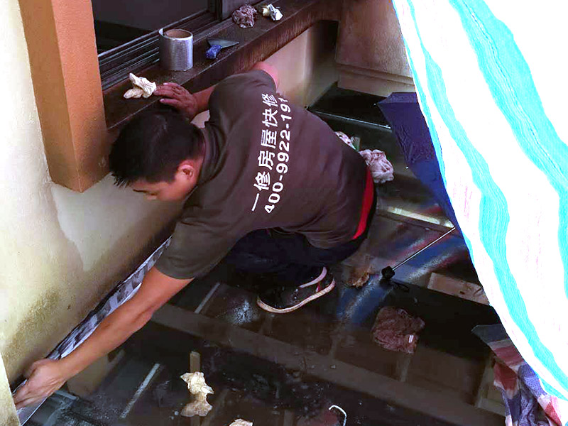 墻角局部防水施工：基面處理是基礎(chǔ)，基面處理是防水施工的關(guān)鍵，施工前須清理基面，以確保其堅固、平整、干凈，無灰塵、油膩、蠟、脫模劑等以及其它碎屑物質(zhì)，如有孔隙、裂縫等缺陷的，須預先用水泥砂漿修補抹平，陰陽角處應(yīng)抹成圓弧形。涂刷方法要注意，涂刷時力度均勻，注意不要漏刷;前后兩遍涂刷時保持垂直相交的角度，以充分覆蓋到位;單次涂刷不宜過厚，特別是管口和轉(zhuǎn)角處，不能超過1mm，防止干固后產(chǎn)生裂縫。